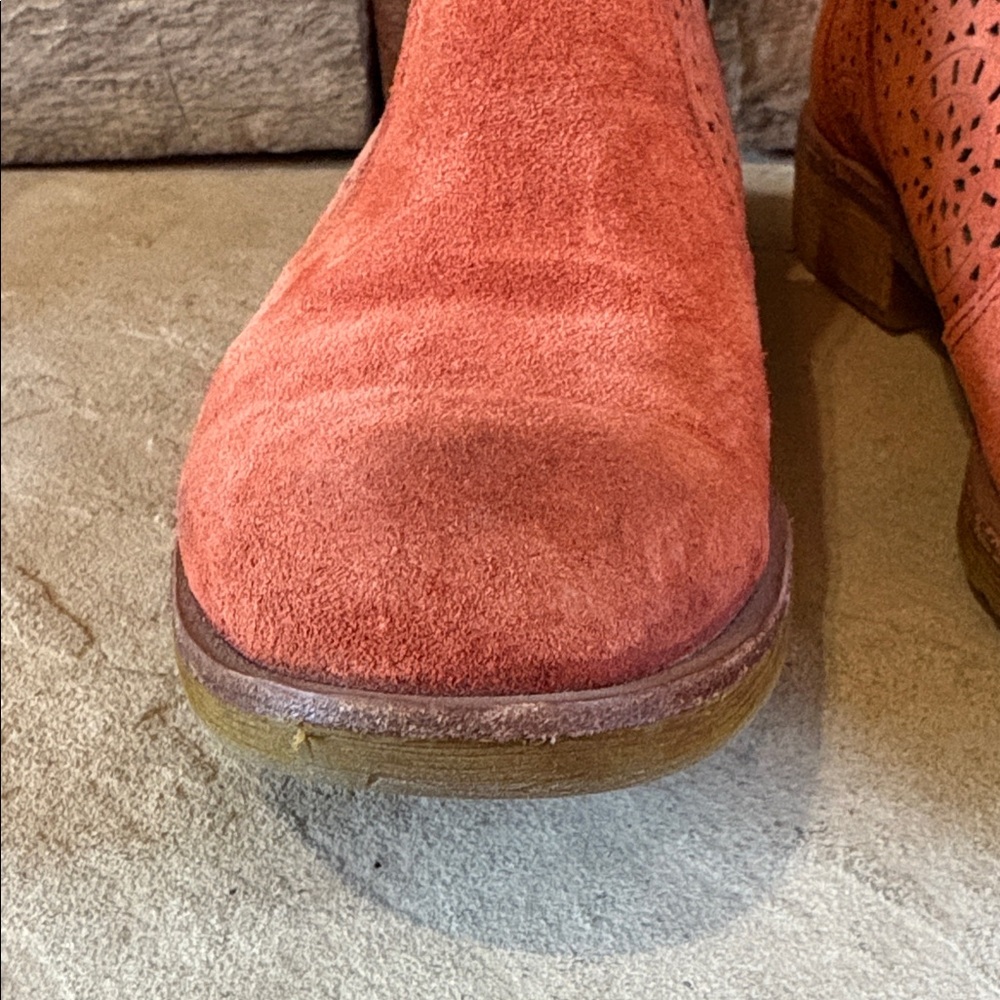 Sofft sz 7.5 burnt orange suede booties with cut out details - Picture 4 of 11